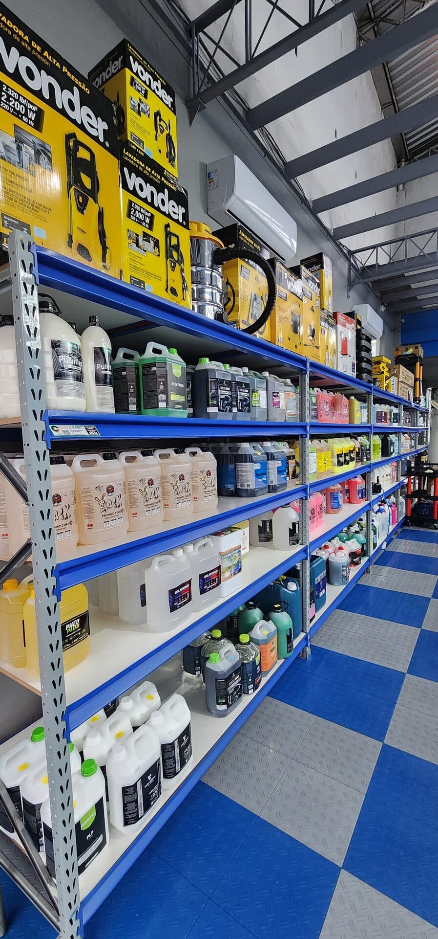 Corredor da loja Trixx em Palhoça com estrutura de aço Gondofort cheia de produtos de estética automotiva